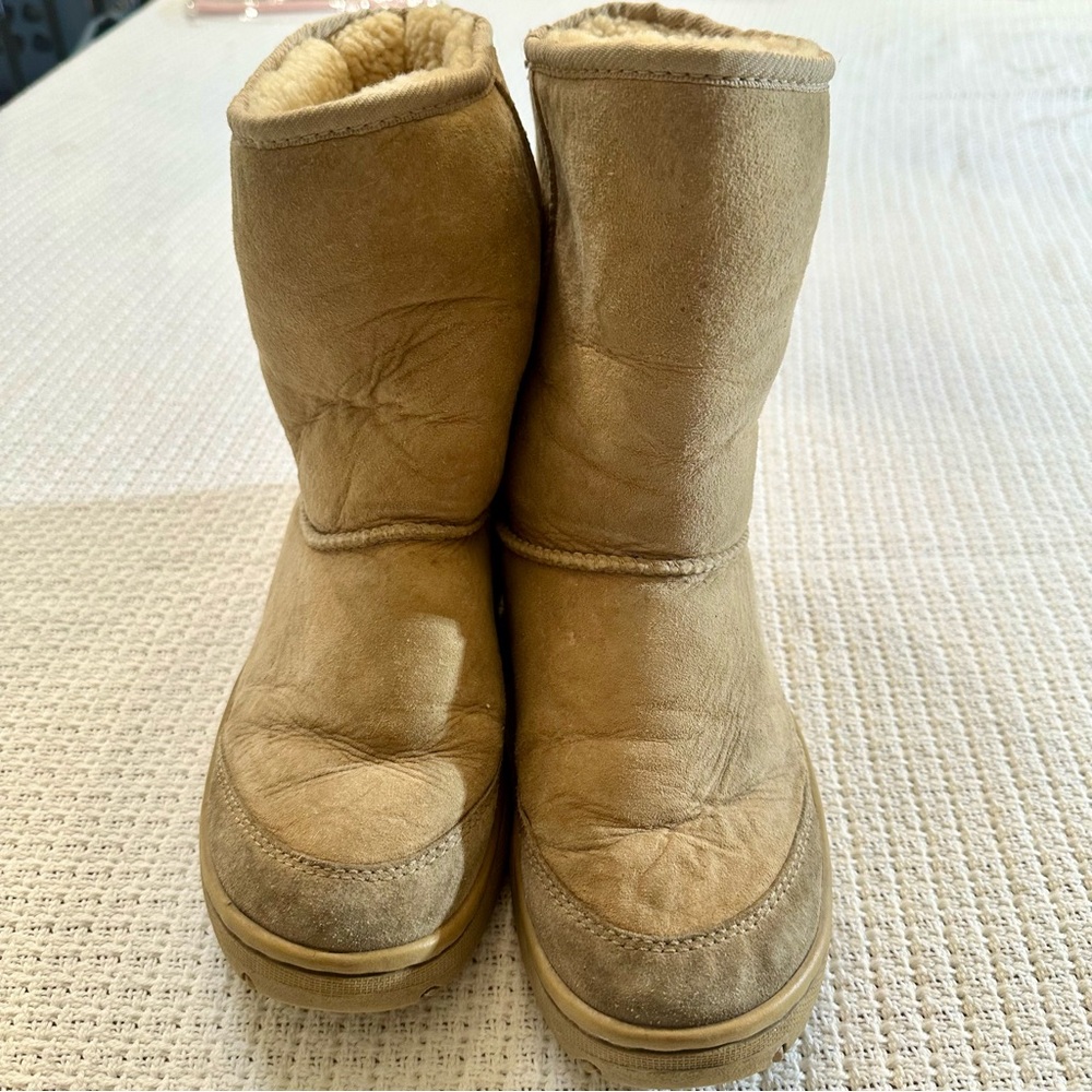 UGG Ultimate Short Boots Women Size 8 Tan Suede Sheepskin Cozy Hole - see photos